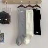 Calcetines altos de algodón para mujer, estilo coreano, con estampado de letras, simples, adelgazantes, transpirables, para primavera y otoño.