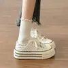 Tênis de lona com bolinhas para meninas, nova coleção primavera/verão 2026, sapatos casuais da moda e versáteis para crianças, tênis brancos de sola macia para crianças mais velhas