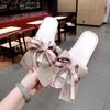 Pantuflas de Casa Estilo Coreano con Lazo Colgante Tela de Satén Suela Plana Antideslizante Tendón de Res Punta Abierta Pantuflas para Cuatro Estaciones