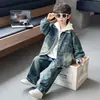 Conjunto Jeans Masculino Primavera e Outono 2026 Novo Estilo Estilo Coreano Menino Cool Roupas de Outono para Bebê Conjunto Elegante de Três Peças