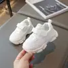 Zapatos deportivos para niños 2025 nueva temporada primavera y otoño niños pequeños y medianos malla transpirable zapatos blancos niños y niñas zapatillas para correr