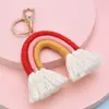 Llavero de borla de arcoíris tejido Moda Versátil Colgante para bolsa de coche Colgante de felpa Accesorios pequeños creativos exquisitos
