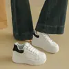 Sapatos femininos brancos de sola grossa para aumento de altura, tendência 2026 outono novo estilo coreano casuais com cadarço versáteis plataforma sapatos femininos