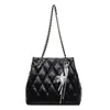 Bolsa de Cubo de Mano de Nicho Estilo Francés al por Mayor para Mujer, Nuevo Modelo Verano 2026, Bolso de Hombro con Cadena Acolchado, Bolso Cruzado para Viajes