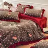 Conjunto de colcha estilo Hepburn, apresentando um conjunto de quatro peças em veludo de leite para o inverno, com forro de fleece adicional para aquecimento extra, e um conjunto de lençol e capa de edredom de fleece de coral de três peças