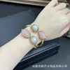 Novo bracelete de pérola barroca natural e jade, joias de pedra bruta irregular de nicho europeu e americano, fornecimento de pulseira aberta