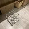 Banquinho pequeno de acrílico com ondulação de água Banquinho baixo Banquinho de vestir doméstico Banquinho transparente para banheiro Banheira à prova d'água para troca de sapatos Banquinho pequeno