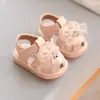Sandálias Infantis Femininas Primavera 2026 Laço de Pérola Solado Macio Antiderrapante Fechadas para Meninas Pequenas Sapatos de Verão