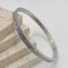 Moda Transfronteriza Europea y Americana Hueco Patrón de la Gran Muralla Acero de Titanio Acero Inoxidable Pulsera Estilo Palacio Retro Nicho Accesorios de Lujo