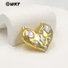 Wt-Pc019 Perla Natural de Agua Dulce Geométrico Redondo Cruz Perla Incrustada con Conector en Forma de Corazón Chapado en Oro de 18 Quilates