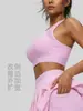 Camiseta deportiva de tirantes cruzados de malla color durazno con parches, franjas de color contrastante, copas fijas en el busto y sujetador de yoga a prueba de impactos.