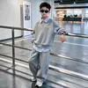 Conjunto de Ropa de Otoño para Niños 2026 Nuevo Conjunto de Dos Piezas con Sudadera con Capucha y Pantalones Deportivos Estilo Coreano Casual Moderno para Niños Medianos y Grandes Manga Larga Moda