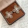 Brincos de tacha de metal com flor trançada de fio oco banhados a ouro, agulha S925, com zircônia, para mulheres, brincos personalizados da moda