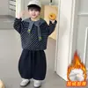 Conjunto con Capucha de Forro Polar a Rayas Grises para Niños Primavera y Otoño 2026 Nuevo Invierno Estilo Coreano Moderno Fresco Conjunto Grueso de Dos Piezas