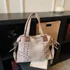 Nova bolsa de mão retrô com rebites 2026, grande capacidade, bolsa tote fashion para mulheres, bolsa de ombro, adequada para o trajeto diário, com design tridimensional