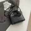 2026 nuevo bolso cubo retro, gran capacidad, color liso, diseño único, bolso de mano elegante y llamativo