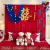 Decoración de Habitación de Boda con un Estilo Chino de Alta Gama, Cortinas de Colores Contrastantes Rojo y Azul, Pared del Fondo de la Cabecera con el Carácter de Doble Felicidad, Habitación de la Novia