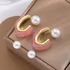 Brincos Europeus e Americanos Transfronteiriços de Pérola Irregular de Cor Branco-Cremoso com Formato Especial em C para Mulheres, Moda de Alto Padrão, Brincos Simples