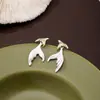 Brincos de Cauda de Peixe de Verão Francês Prata Agulha Luxo Leve para Mulheres Novo Alto Padrão Temperamento Design de Nicho Brincos Emagrecedores para Mulheres