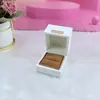Caja de Joyería de Cuero PU en Ángulo Recto Etiqueta Dorada con Bordes Gruesos para Anillos, Collares, Pulseras y Empaque de Joyería de Moda