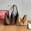 Bolsa de Ombro com Rebites Feminina 2026 Outono/Inverno Nova Estilosa para o Dia a Dia Bolsa de Ombro Única Casual Grande Capacidade Versátil Bolsa Tote