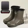 Botas de chuva femininas estilosas, resistentes ao desgaste, antiderrapantes, de cano médio, novas botas de chuva impermeáveis para uso externo, com fleece adicionado, sapatos de água para adultos, sapatos de borracha para trabalho