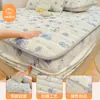 Falda de Cama Acolchada Estampada de Vellón de Leche Juego de Tres Piezas Cubierta Protectora de Colchón Más Terciopelo Cubierta de Esterilla Cálida de Invierno Antideslizante a Prueba de Suciedad
