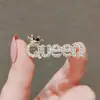 Vendedor Popular de Amazon Broche de Reina con Pedrería Completa Transfronterizo Letra Broche de Aleación Incrustado con Pedrería Broche de Lujo Ligero Accesorios para Ropa