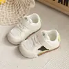 Bebê Menina 0-3 Anos Respirável Andador Infantil Sapatos Individuais 2026 Verão Novo Solado Macio Sapatos Casuais Esportivos