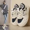 2026 Novo Outono Resistente ao Desgaste Esportivo Casual Tênis de Skate Feminino Casual Confortável Superfície de Couro Sola Grossa Pequenos Tênis Brancos Estilo Versátil
