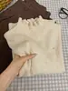 Top Base Reductor de Edad con Volantes de Ganchillo para Mujer Otoño/Invierno 2025 Estilo Francés Suave y Esponjoso Jersey de Punto de Cuello Alto