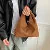 Bolso pequeño minimalista coreano de invierno exquisito, de gamuza para el día a día, de terciopelo para ir al trabajo, moda femenina 2026 estilo nuevo, bolso de mano versátil de nicho