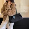 Bolsa tote de alta gama, de nicho, para mujer, nueva colección 2026, gran capacidad, adecuada para el trabajo diario, bolso de mano simple y versátil, a la moda