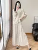 Plisado Estilo Miyake Muy Vendido Diseño de Alta Gama Color Albaricoque con Pequeñas Flores Tridimensionales, Conjunto de Dos Piezas de Moda Retro con Estilo, Único y Atractivo