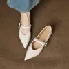 Versión de cuero suave de exquisitos zapatos de mujer de estilo coreano de punta fina y tacón bajo, perfectos para combinar con faldas en otoño de 2026, cómodos zapatos planos Mary Jane