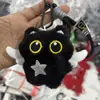 Nuevo Colgante de Gatito Negro de Fresa Dulce y Genial Muñeco de Peluche Lindo Llavero Colgante de Muñeca Colgante para Mochila Escolar de Estudiante