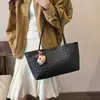 Bolsa de mano estilo coreano retro al por mayor para mujer 2026 Otoño Nuevo Color Sólido Tejida de un solo hombro Bolso para el trabajo Bolso de axila