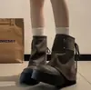 Botas de mujer marrones retro de plataforma gruesa para aumentar la altura, nuevo modelo de otoño 2026, suela blanda, versátiles, adecuadas para combinar con faldas, botas que estilizan la pierna