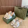 Comércio Exterior g Marca Sandálias de Bico Quadrado Modelo Novo 2025 Sandálias de Encaixe com Salto Bloco Metálico para Exterior Sandálias Coloridas Doces com Ferradura