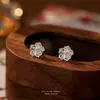 Pendientes de flor de ciruelo de plata pura s999 para mujer, diseño versátil de flor hueca, pendientes de plata maciza para estudiantes, modernos y frescos, disponibles para venta al por mayor