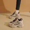 Zapatos planos de plataforma para aumentar la altura, nueva colección otoño 2026, zapatillas gruesas de cuero populares, zapatillas deportivas casuales para mujeres bajitas