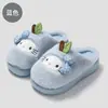Chinelos de algodão com tema de gato de desenho animado para mulheres, chinelos internos de inverno, forro de pelúcia espesso para aquecimento, sola macia, antiderrapante e silencioso. Atacado disponível