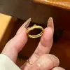 Nuevo anillo de cobre estilo europeo y americano con incrustaciones completas de diamantes, diseño abierto ajustable, moderno y de alta gama, popular en redes sociales, adecuado para el dedo índice
