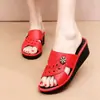Sandalias de verano para exteriores de moda para mujeres de mediana edad, suela suave, antideslizantes, nuevo modelo 2026, con tacón de cuña, suela gruesa