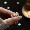 Anillo Minimalista Cool con Forma de Corazón para Mujer, Diseño Hueco, Apilable Versátil, Anillo Abierto de Moda Único, Anillo de Dedo Índice de Nicho, Moderno