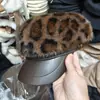 Chapéu Boina Estilo Japonês de Inverno e Outono com Pele Sintética de Visão, Boina com Retalhos de Couro Estampa de Leopardo, Boina Quente Retrô com um Toque Elegante