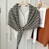 2025 Nuevo Otoño e Invierno Bufanda Triangular Rayada Mezcla de Lana Chal Bufanda Doble Uso Chaleco Cálido de Punto Exterior para Mujer
