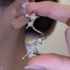Arete de Clip para Oreja con Estrella de Pedrería Microincrustada Estilo Lujo Ligero al por Mayor, Se Puede Usar Sin Perforación, Gancho de Oreja Elegante y de Moda con Aguja de Plata S925