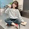 Camiseta Larga de Manga Larga Falsa de Dos Piezas para Niñas Primavera y Otoño Nueva Elegante Mediana y Grande Infantil Holgada Versátil Tejido Waffle Cuello Redondo Capa Base