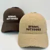Nueva Gorra de Béisbol de Lana de Cordero Bordada con Letra Otoño e Invierno Engrosada Cálida Estilo Pareja Gorra de Pico Moda Coreana Versátil